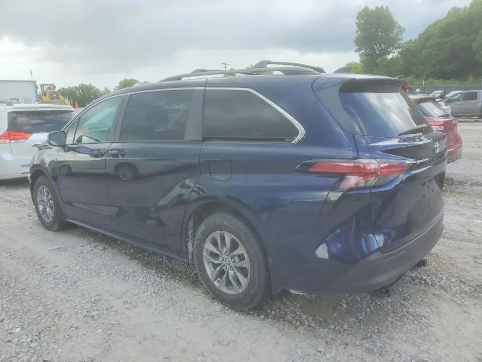2022 TOYOTA SIENNA LE  
