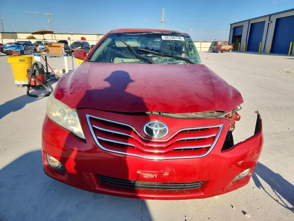 2011 TOYOTA CAMRY XLE V6  