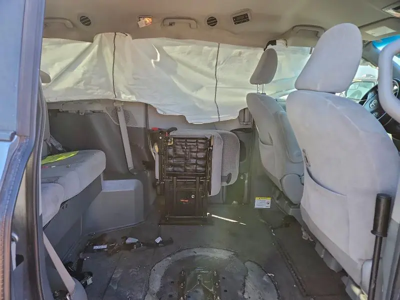 2015 TOYOTA SIENNA LE 8-PASSENGER  