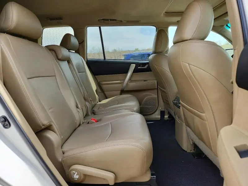 2013 TOYOTA HIGHLANDER SE  