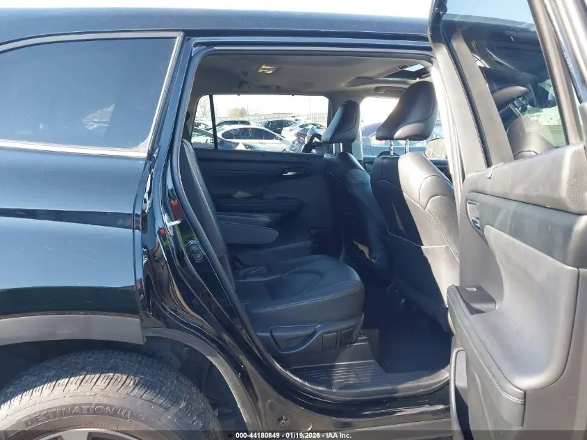 2022 TOYOTA HIGHLANDER XLE