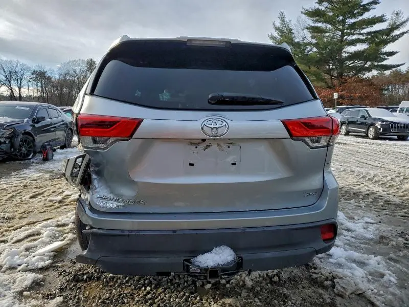 2018 TOYOTA HIGHLANDER LE  