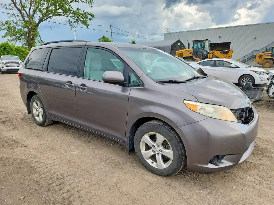 2016 TOYOTA SIENNA LE  