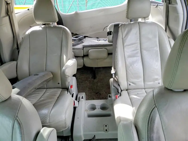 2011 TOYOTA SIENNA LE 8-PASSENGER  