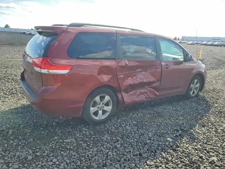 2013 TOYOTA SIENNA LE  