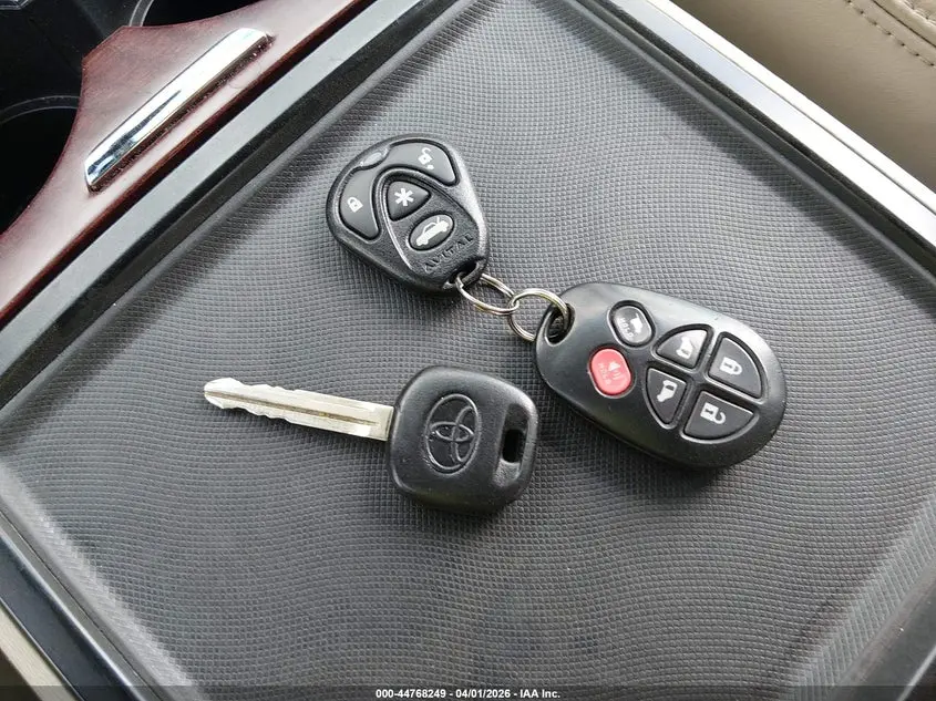 2013 TOYOTA SIENNA XLE V6 8 PASSENGER