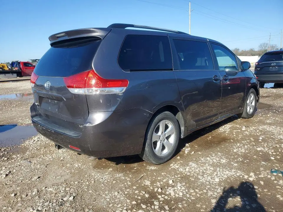 2013 TOYOTA SIENNA LE  