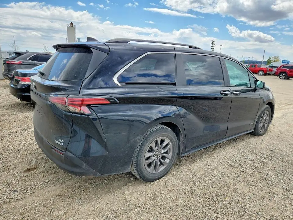 2021 TOYOTA SIENNA XLE  