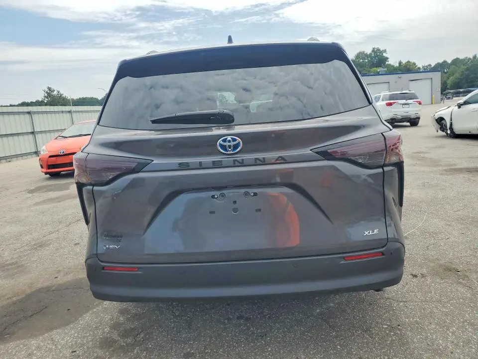 2025 TOYOTA SIENNA XLE 8-PASSENGER  