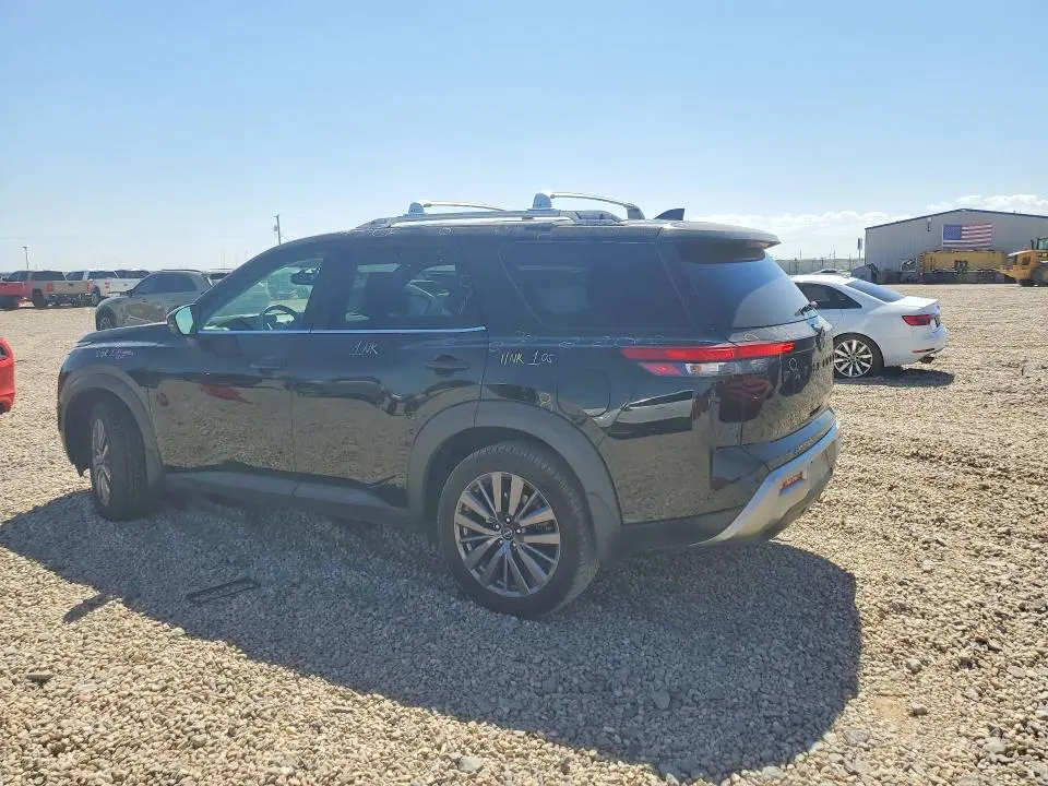 2022 NISSAN PATHFINDER SL  