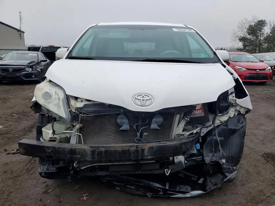 2013 TOYOTA SIENNA XLE  