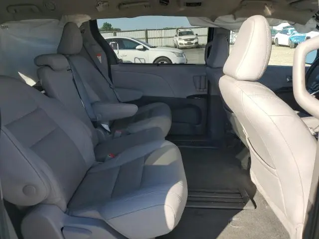 2020 TOYOTA SIENNA XLE  