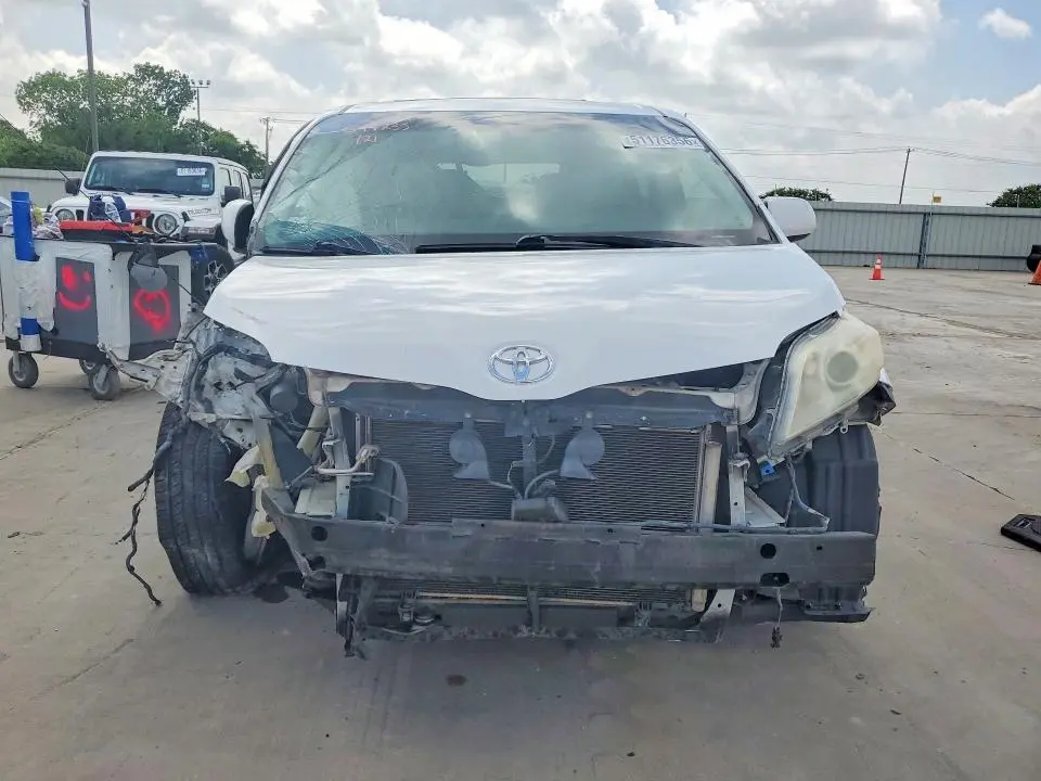 2013 TOYOTA SIENNA XLE 8-PASSENGER  