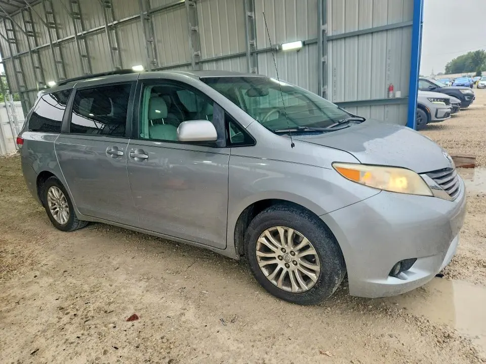 2011 TOYOTA SIENNA   