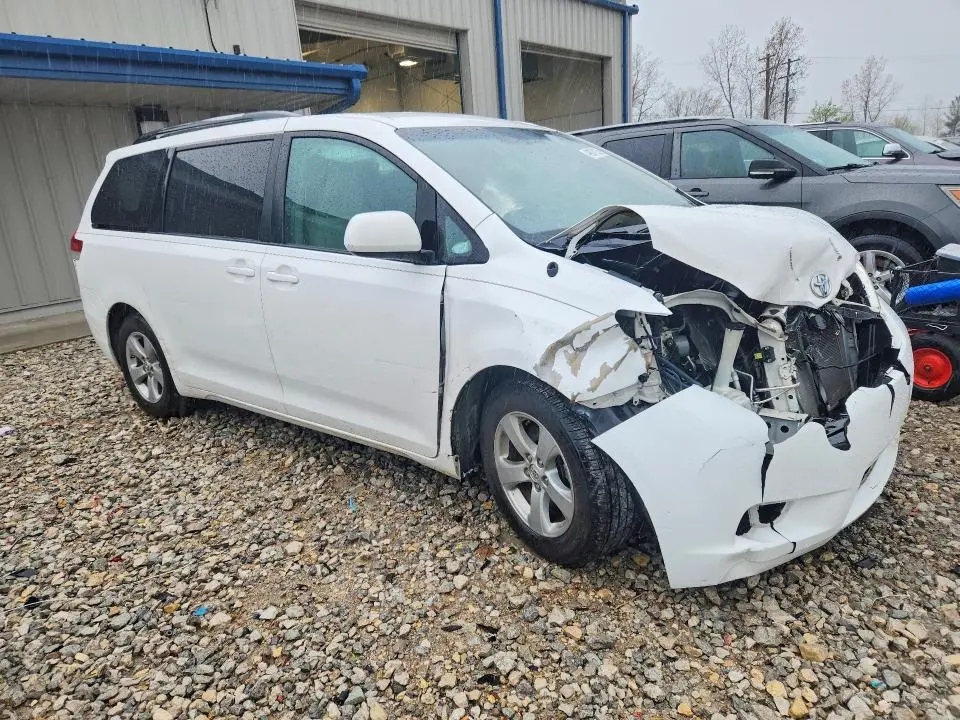 2013 TOYOTA SIENNA LE  