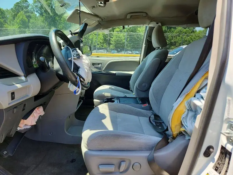 2017 TOYOTA SIENNA LE  