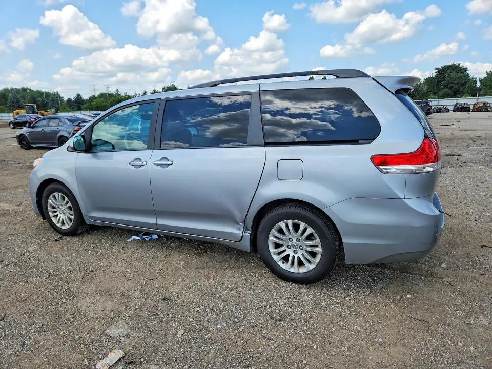 2013 TOYOTA SIENNA XLE 8-PASSENGER  