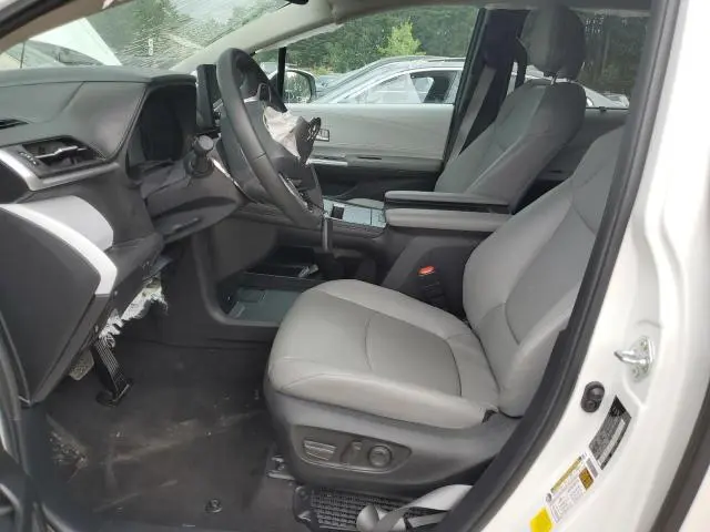 2025 TOYOTA SIENNA XLE  