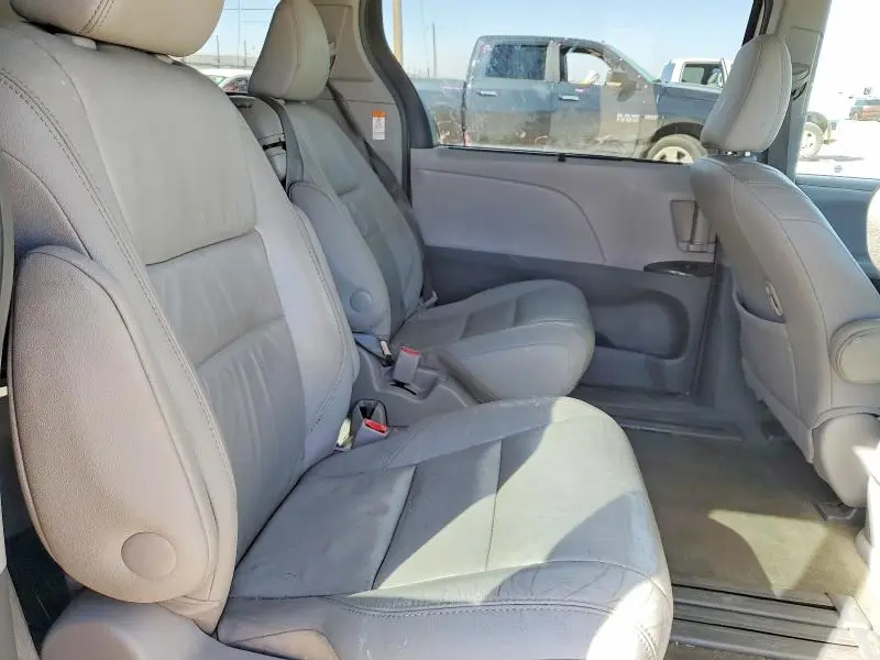 2017 TOYOTA SIENNA XLE  