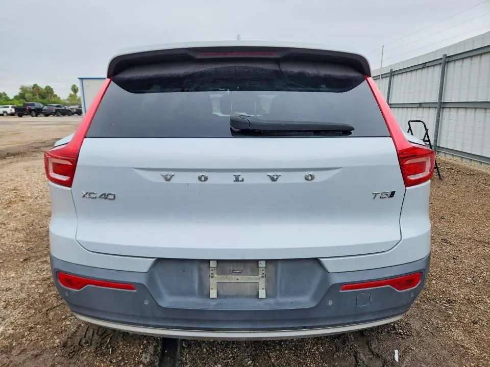 2021 VOLVO XC40 T5 MOMENTUM  