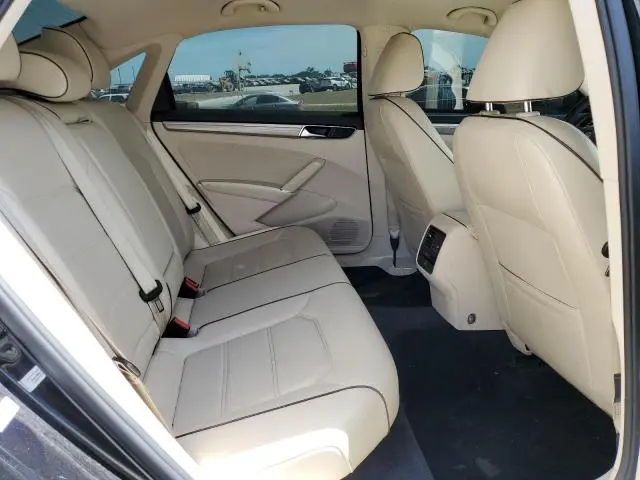 2017 VOLKSWAGEN PASSAT SE  