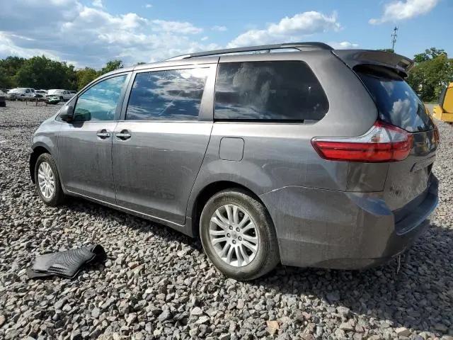 2017 TOYOTA SIENNA XLE  