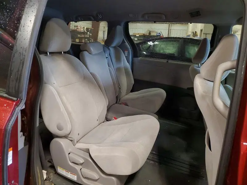2017 TOYOTA SIENNA LE  