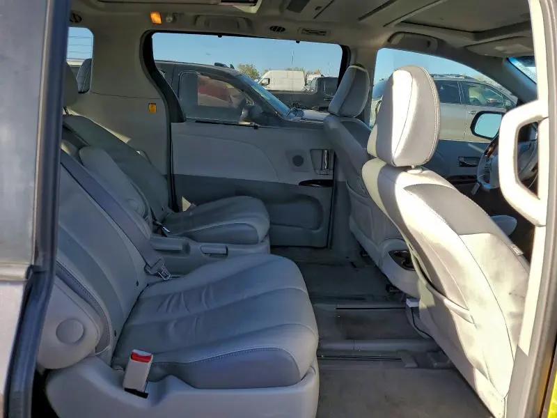 2011 TOYOTA SIENNA XLE  