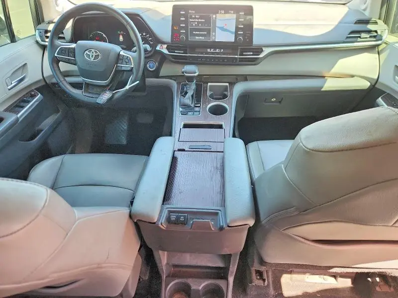 2021 TOYOTA SIENNA XLE  