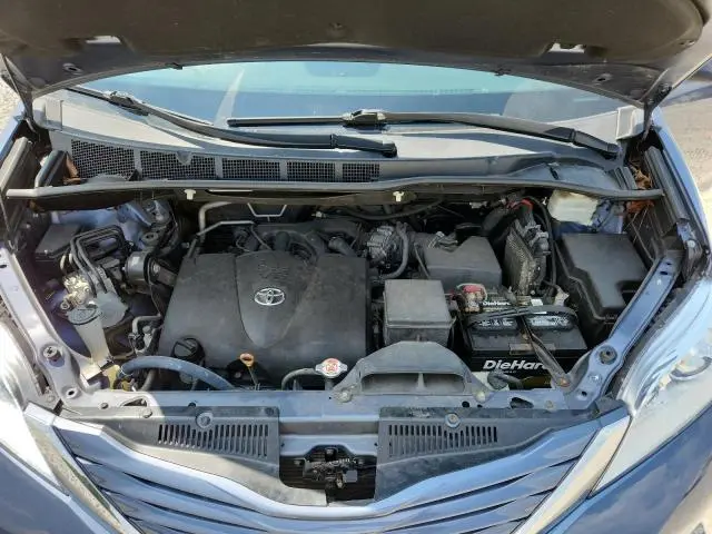 2017 TOYOTA SIENNA LE  