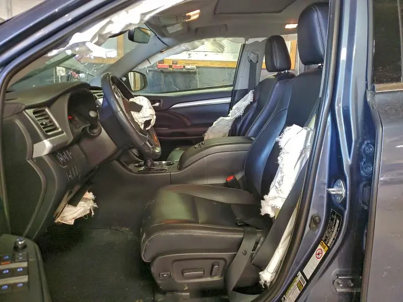 2019 TOYOTA HIGHLANDER SE  