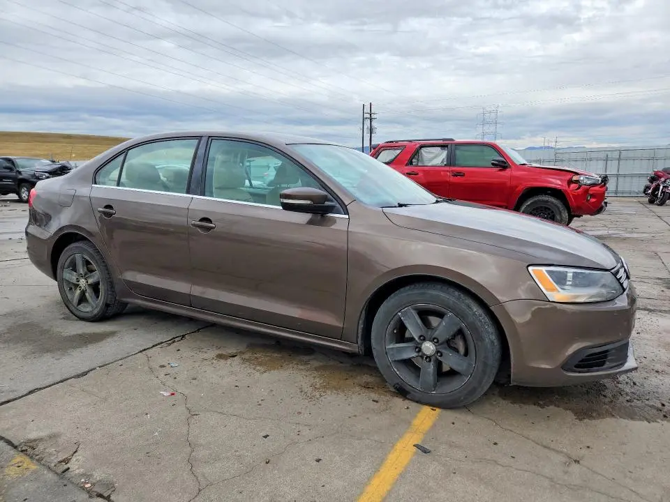 2013 VOLKSWAGEN JETTA SE  