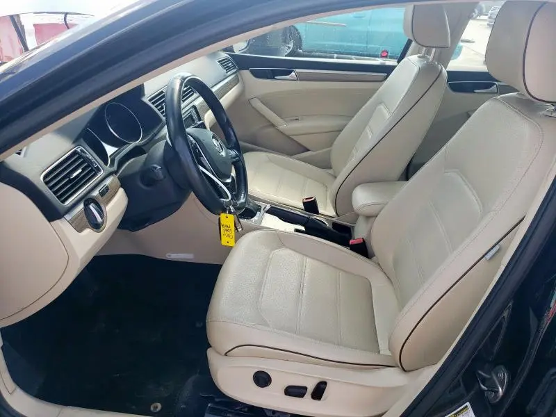 2017 VOLKSWAGEN PASSAT SE  