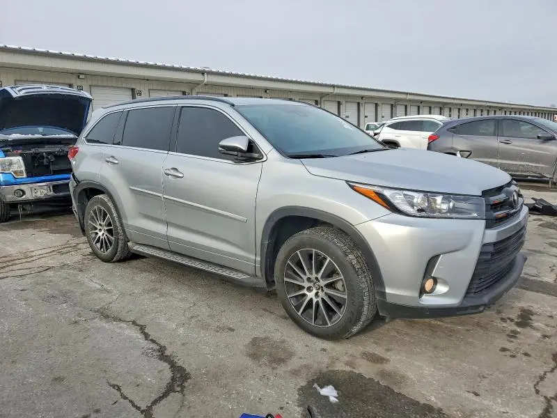 2017 TOYOTA HIGHLANDER SE  