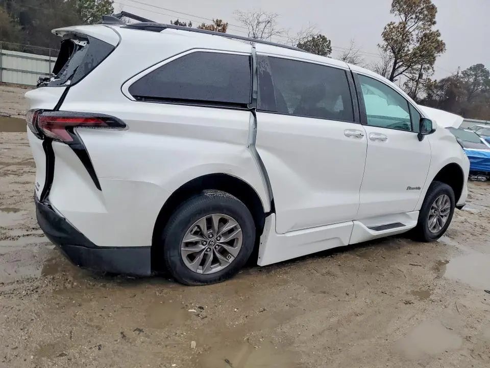 2023 TOYOTA SIENNA XLE  