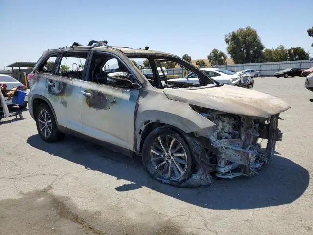 2019 TOYOTA HIGHLANDER SE  