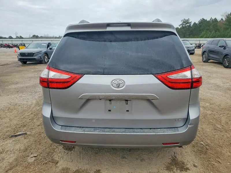 2017 TOYOTA SIENNA LE  
