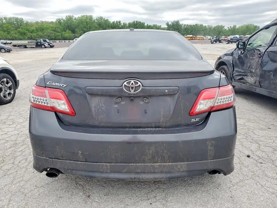 2011 TOYOTA CAMRY SE  