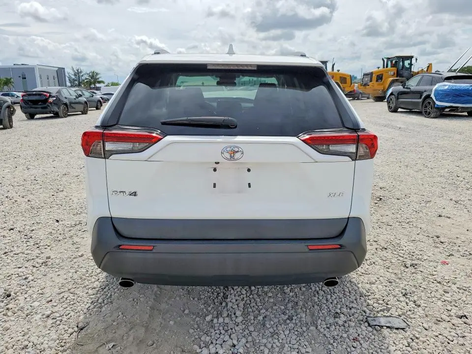 2021 TOYOTA RAV4 XLE  