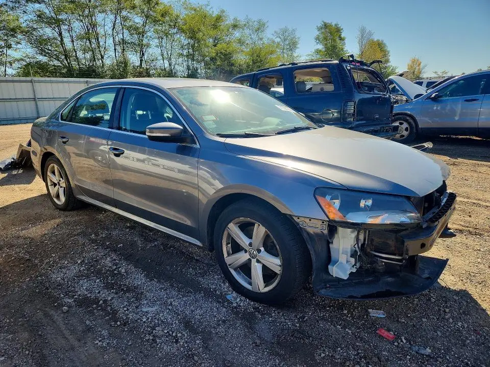 2013 VOLKSWAGEN PASSAT SE  