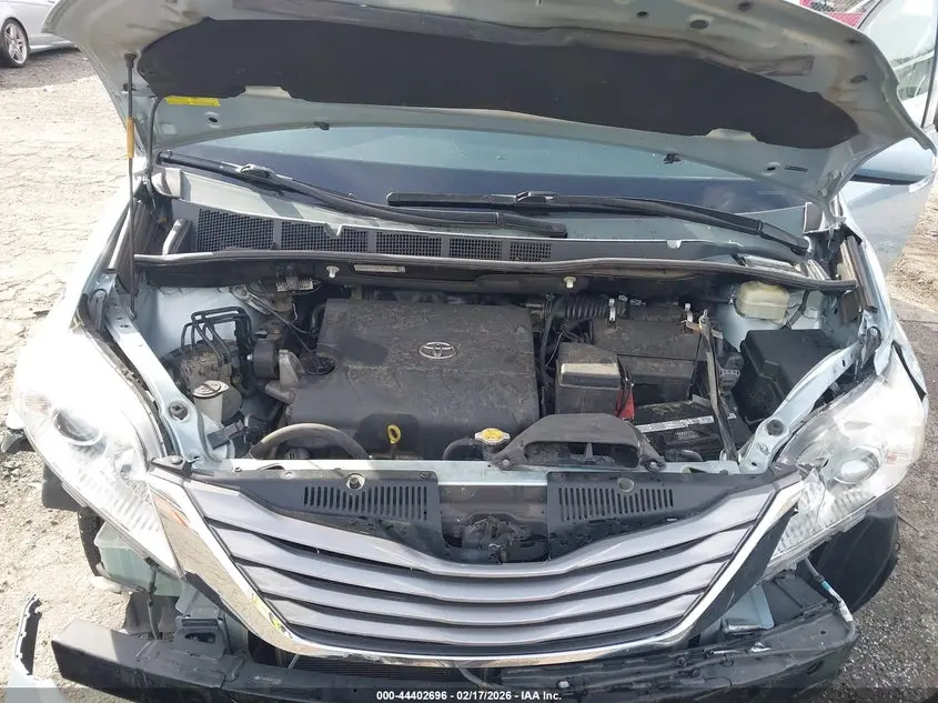 2015 TOYOTA SIENNA XLE 8 PASSENGER