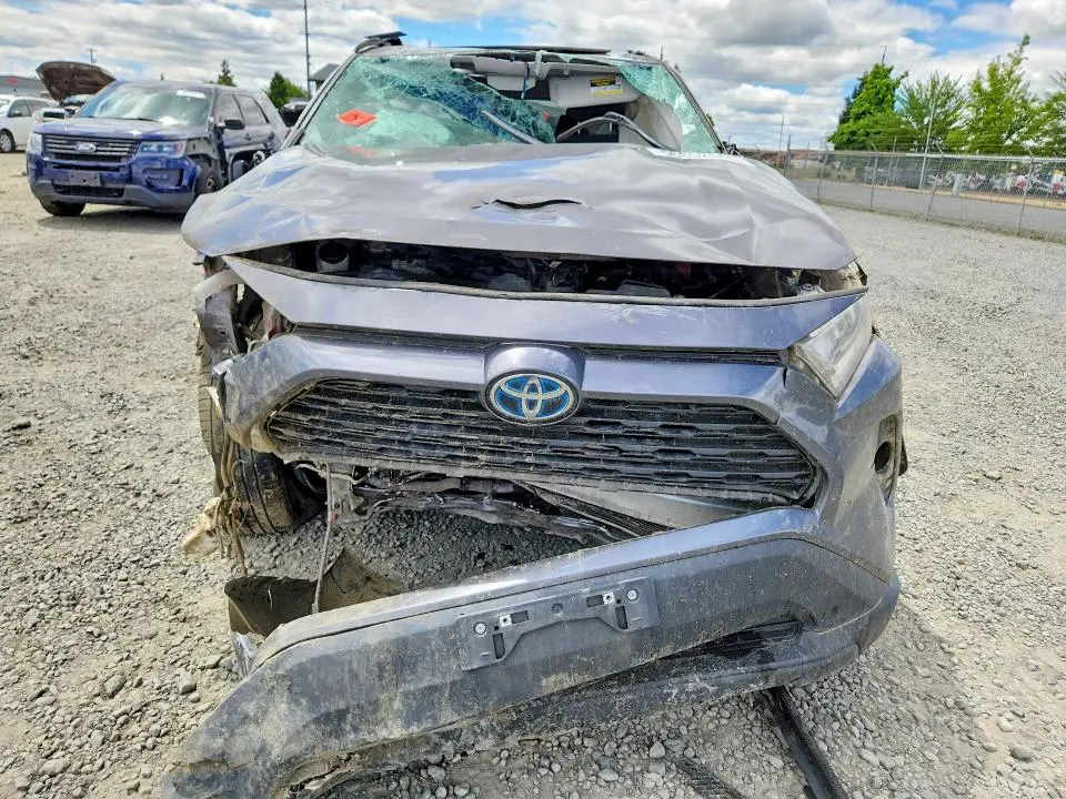 2021 TOYOTA RAV4 XLE  