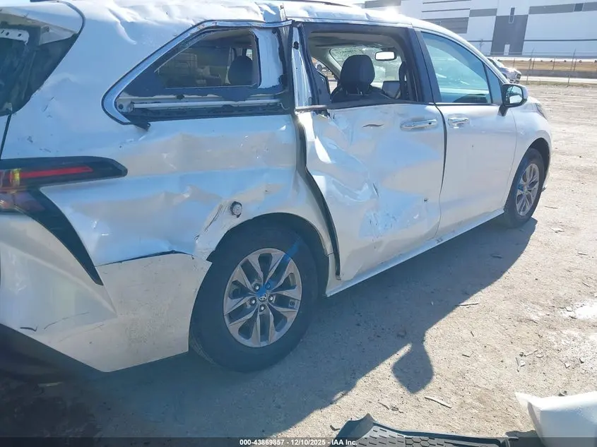 2023 TOYOTA SIENNA XLE