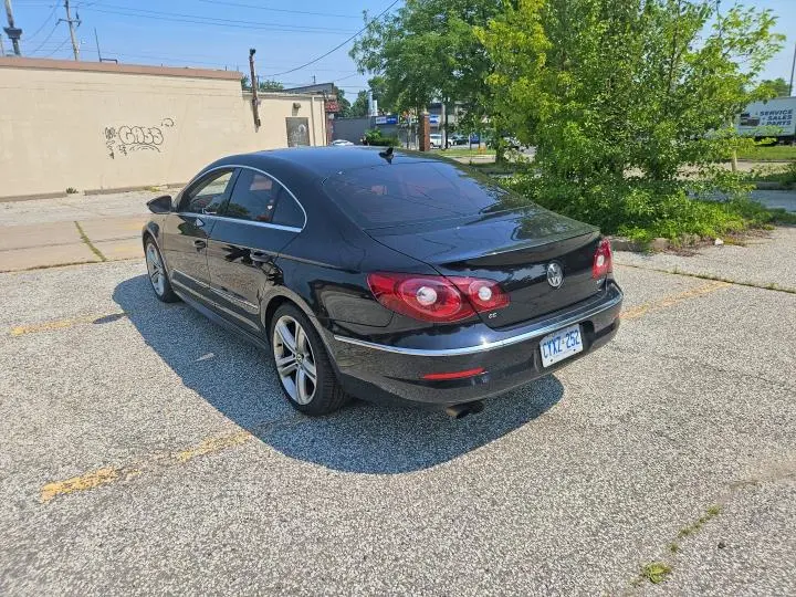 2011 VOLKSWAGEN PASSAT LUXURY  