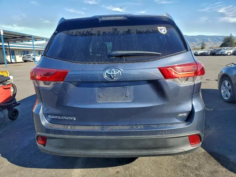 2019 TOYOTA HIGHLANDER LE  