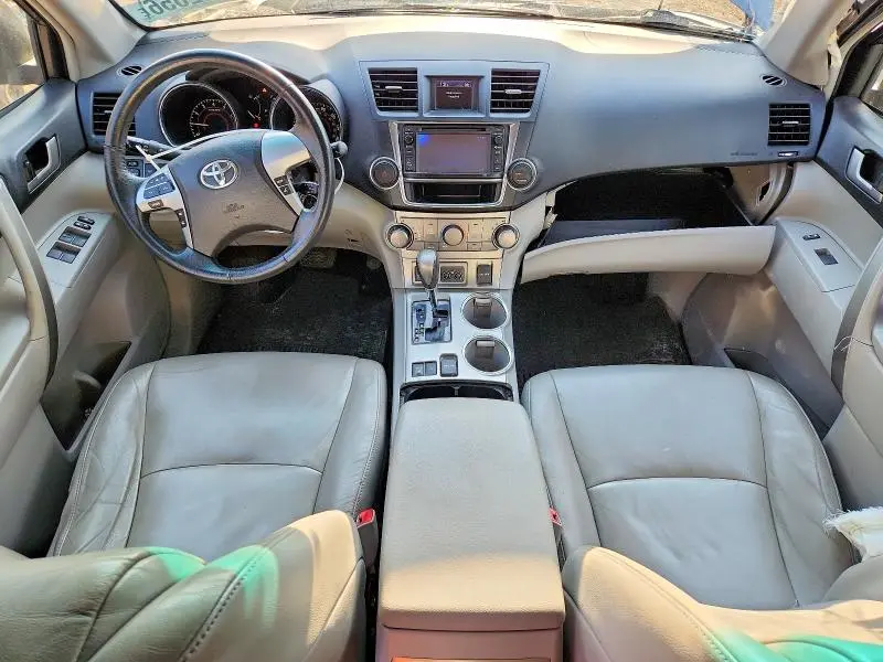 2013 TOYOTA HIGHLANDER SE  