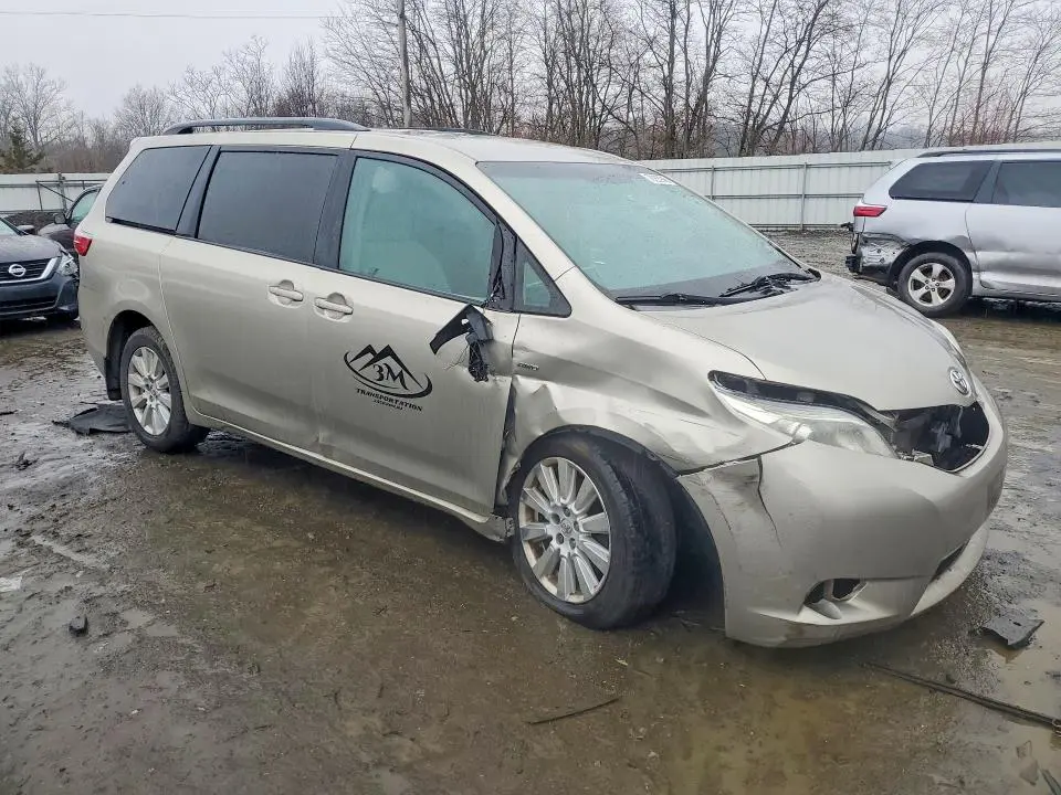 2017 TOYOTA SIENNA LE  