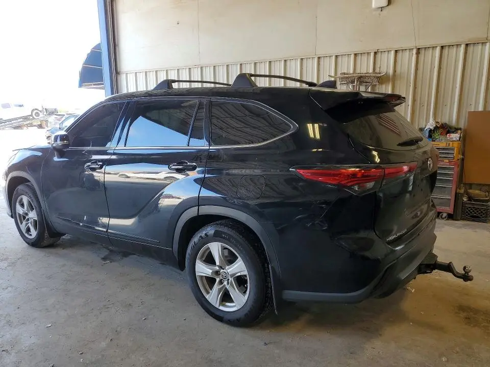 2022 TOYOTA HIGHLANDER LE  