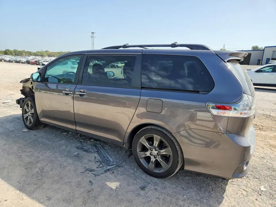 2017 TOYOTA SIENNA SE  