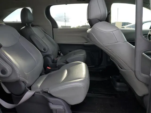 2021 TOYOTA SIENNA XLE  